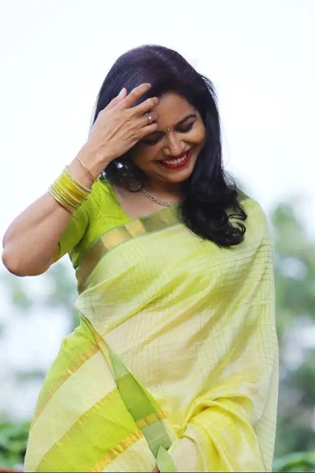 SOUTH INDIAN TV SINGER SUNITHA IN TRADITIONAL GREEN SAREE 2